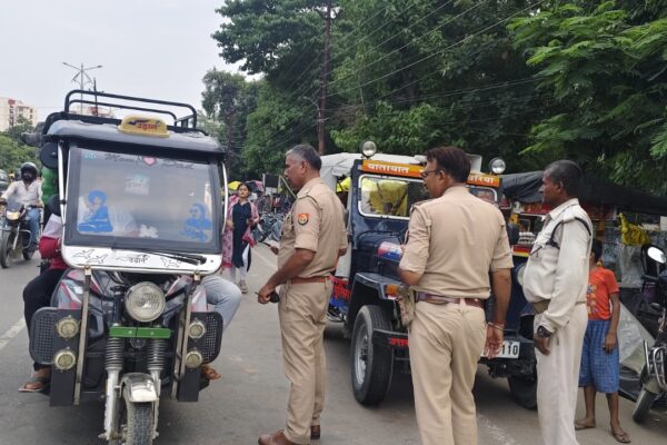 यातायात पुलिस देवरिया द्वारा दुर्घनाओं की रोकथाम हेतु अभियान चलाकर ब्रेथ एनलाइजर से की गयी चेकिंग व नियमों का पालन न करने वालों का एमवी एक्ट में किया गया चालान ।