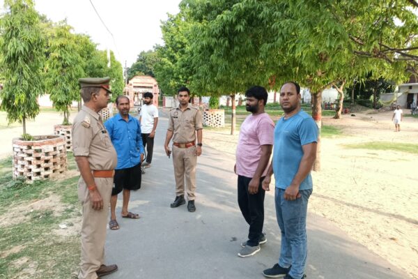 पुलिस अधीक्षक देवरिया श्री विक्रान्त वीर के निर्देशन में देवरिया पुलिस द्वारा समय सुबह 05.00 बजे से 08.00 बजे तक चलाया जा रहा मार्निंग वॉकर चेकिंग अभियान ।