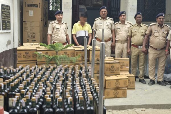 न कार से पकड़ी गई सैकड़ो लीटर शराब दिल्ली का तस्कर गिरफ्तार।