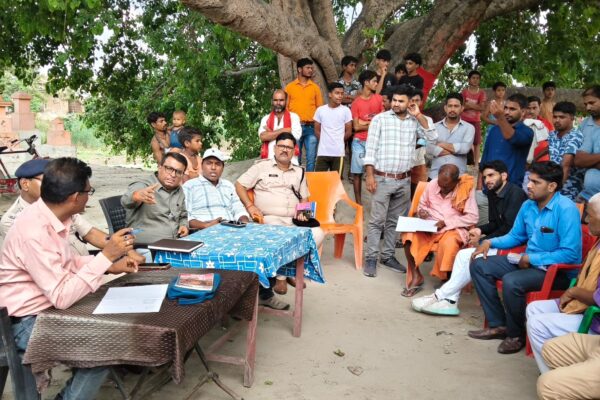 बैकुंठपुर के धनेश्वरनाथ मंदिर सिंहासनी में बैठक में शामिल एसडीएम अनील कुमार एसडीपीओ राजेश कुमार व अन्य अधिकारी