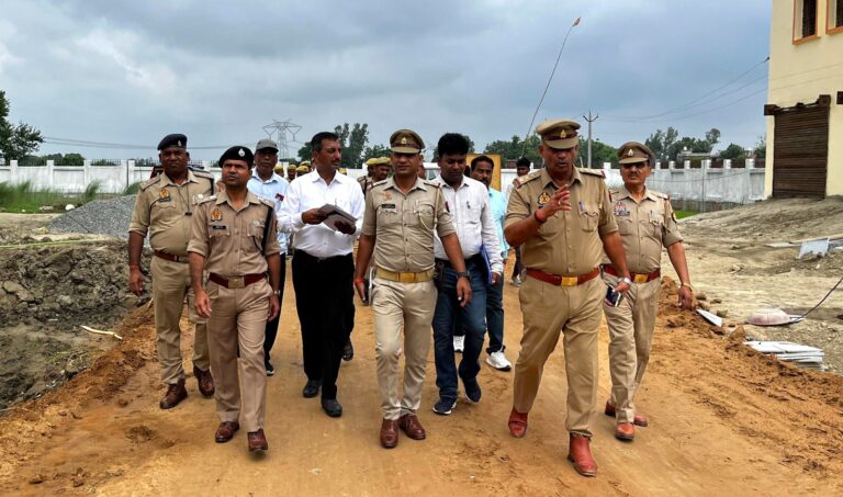 देवरिया पुलिस अधीक्षक ने किया थाना महुआडीह के निर्माणाधीन प्रशासनिक भवन का निरीक्षण  निर्माण की गुणवत्ता और प्रगति की हुई समीक्षा, समयसीमा में कार्य पूरा करने का निर्देश