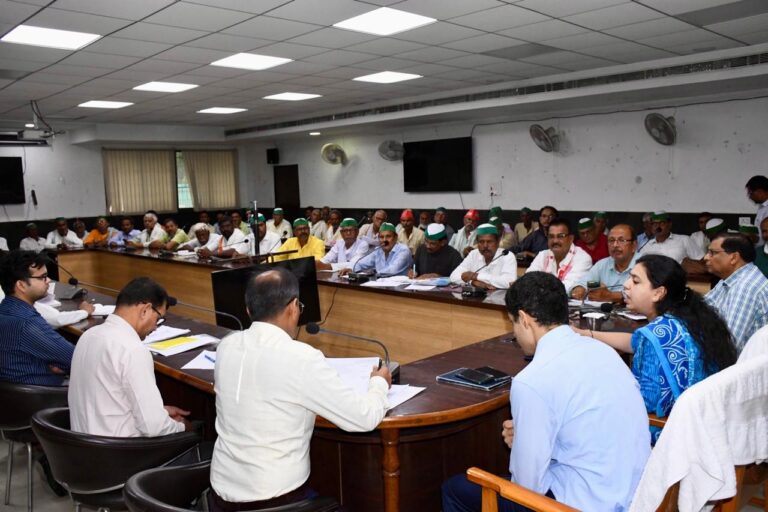किसान दिवस पर समस्याओं का समाधान और चेतावनी – डीएम ने दिए सख्त निर्देश