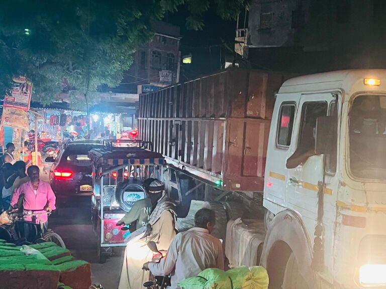 फुलवरिया के बथुआ बाजार में भीषण जाम, कांवरियों की बसें भी फंसीं, प्रशासन पर उठे सवाल