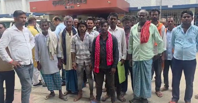 गोपालगंज में दबंगों की रंगदारी से परेशान मछुआरे पहुंचे एसपी कार्यालय, बोले – मछली तक छीन ली जाती है