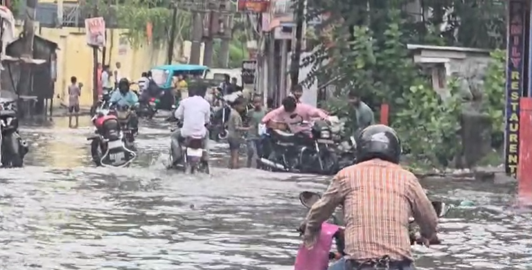 गोपालगंज में झमाझम बारिश से शहर जलमग्न, ब्रहम चौक से थाना चौक तक तीन फीट पानी, 90 दुकानें बंद