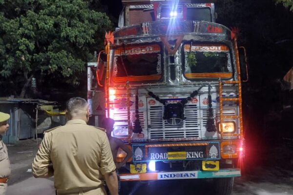 पुलिस अधीक्षक देवरिया श्री विक्रान्त वीर के निर्देशन में देवरिया पुलिस द्वारा चलाया गया सघन चेकिंग अभियान ।