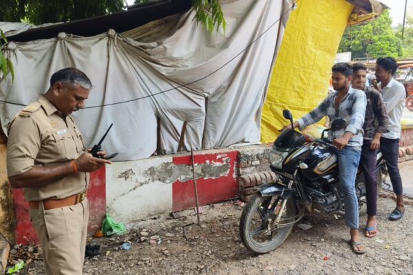 यातायात पुलिस देवरिया द्वारा दुर्घनाओं की रोकथाम हेतु अभियान चलाकर की गयी चेकिंग व नियमों का पालन न करने वालों का एमवी एक्ट में किया गया चालान ।