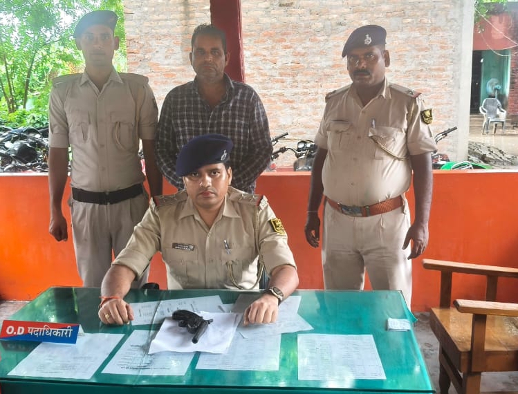 कट्टा दिखाकर फसल नष्ट करने वाले आरोपी को विशंभरपुर पुलिस ने किया गिरफ्तार, वायरल वीडियो बना सबूत