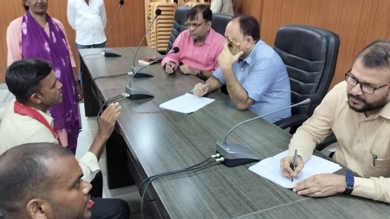 गोपालगंज समाहरणालय में जनता दरबार का आयोजन, भूमि विवाद और पेंशन जैसी समस्याएं प्रमुख