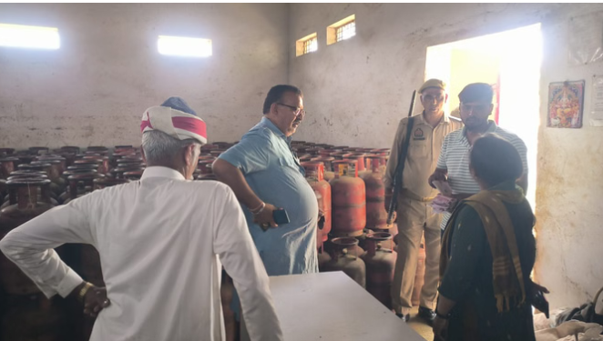 भलुअनी: मिठाई दुकान पर घरेलू गैस का अवैध उपयोग, दो सिलिंडर जब्त