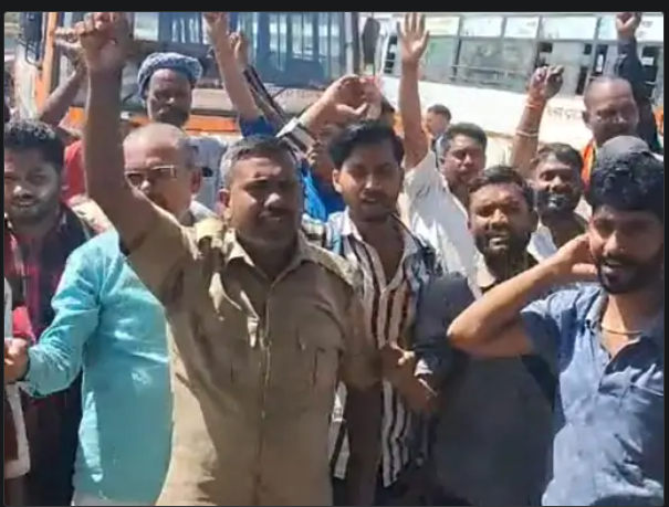 देवरिया: बस चालक से मारपीट के विरोध में रोडवेज कर्मियों की हड़ताल, यात्री हुए परेशान