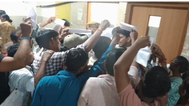 देवरिया: मेडिकल कॉलेज में मरीजों का हंगामा, सुरक्षा कर्मियों से हाथापाई, 20 से अधिक एक्सरे जांच प्रभावित