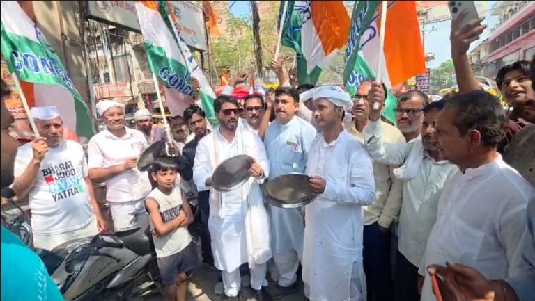 गोपालगंज: गैस महंगाई और किल्लत के खिलाफ कांग्रेस का प्रदर्शन, पीएम का पुतला फूंका