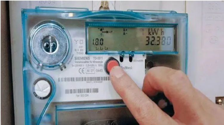 बरहज: स्मार्ट मीटर से बढ़ी परेशानी, बिजली बहाली में देरी से लोग परेशान