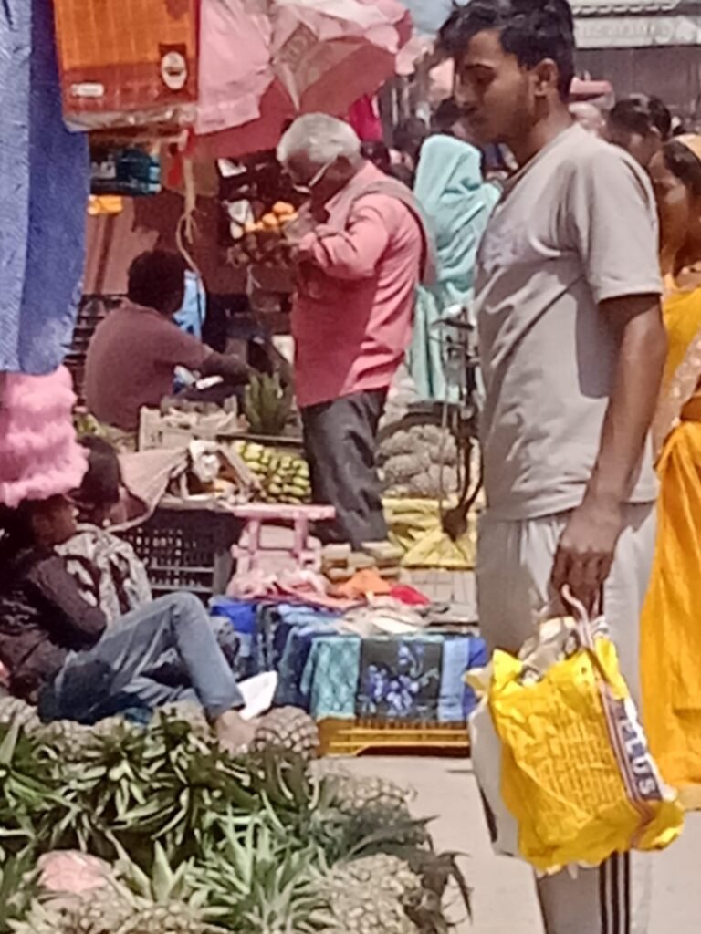 मांझागढ़: चैती छठ पर फलों से सजा बाजार, खरीदारी को उमड़ी भीड़