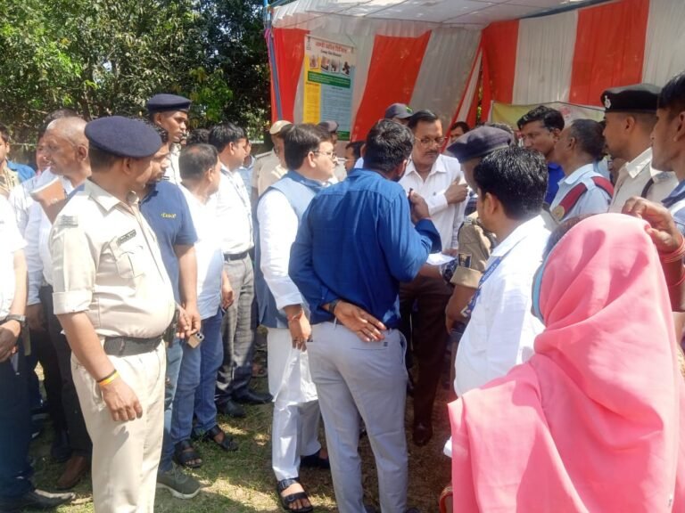 गोपालगंज: ‘प्रशासन चलें आपके द्वार’ कार्यक्रम में उमड़ी भीड़, डीएम ने सुनी समस्याएं